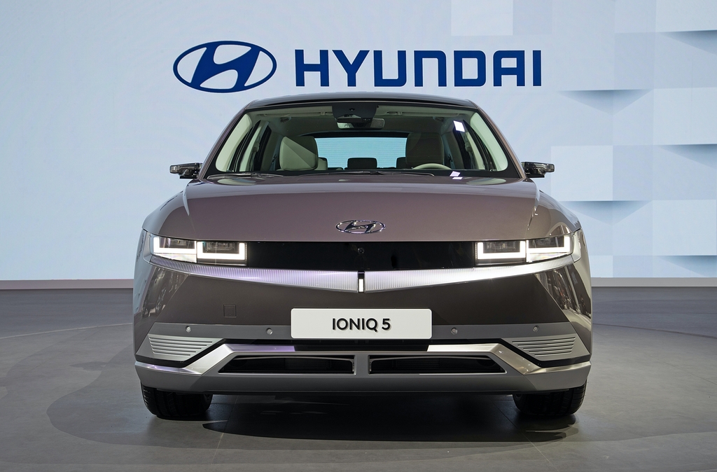 Hyundai Motor Co. unveils its all-electric crossover Ioniq 5 at the Shanghai International Automobile Industry Exhibition on April 19, 2021, in this photo provided by the automaker. (PHOTO NOT FOR SALE) (Yonhap) 