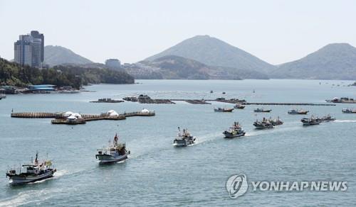 South Korean fishermen stage a maritime demonstration in the sea off Yeosu, southwestern South Korea, on April 19, 2021, to protest against Japan's decision to release contaminated water into the ocean. (Yonhap)