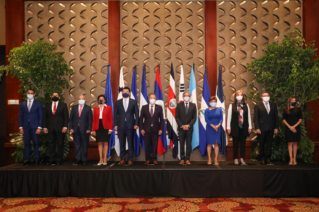 This photo, provided by Seoul's foreign ministry on April 23, 2021, shows the attendants of the South Korea-SICA consultative dialogue, including South Korea's First Vice Foreign Minister Choi Jong-kun (5th from L). (PHOTO NOT FOR SALE) (Yonhap) 