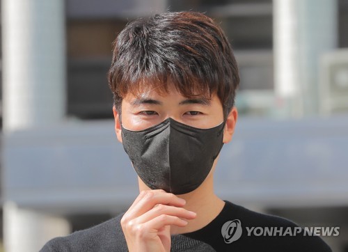 This March 31, 2021, file photo shows Ki Sung-yueng appearing at Seocho Police Station in Seoul for questioning after he accused his two former teammates of falsely claiming that he sexually and physically assaulted them in 2000. (Yonhap)
