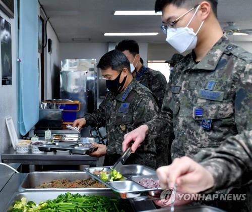 Air Force Chief of Staff Gen. Lee Seong-yong (C) puts food on his tray at a unit on May 3, 2021, in this photo provided by his office. (PHOTO NOT FOR SALE) (Yonhap) 