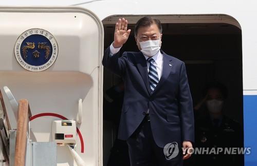 President Moon Jae-in waves as he boards a presidential jet at Seoul Air Base in Seongnam, south of Seoul, on May 19, 2021, for a trip to Washington, D.C. (Yonhap)