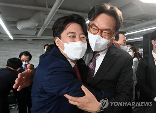 Lee Jun-seok (L) erupts in joy after winning the leadership election of the People Power Party on June 11, 2021, to become the party's youngest chief. (Yonhap)