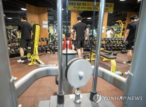 People work out at a gym in Seoul's Mapo Ward on June 13, 2021. The ward office launched a pilot project of extending business hours of indoor gyms until midnight. (Yonhap) 