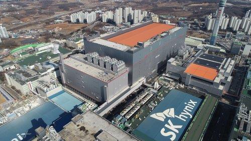This file photo, provided by SK hynix Inc. on Feb. 1, 2021, shows the company's M16 chip factory in Icheon, 80 kilometers southeast of Seoul. (PHOTO NOT FOR SALE) (Yonhap)