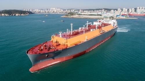 In this file photo provided by Korea Shipbuilding & Offshore Engineering Co. (KSOE) on June 21, 2021, a 174,000-cubic meter LNG carrier built by Hyundai Heavy Industries Co. goes on a sea trial. (PHOTO NOT FOR SALE) (Yonhap)