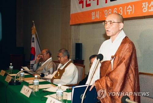 In this file photo taken June 3, 1998, Ven. Wolju speaks at a press conference in Seoul. (Yonhap)