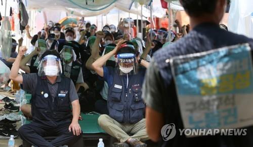 Members of the Korean Confederation of Trade Unions hold a rally outside the National Health Insurance Service building in Wonju, central South Korea, on July 30, 2021. (Yonhap)