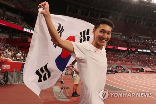 South Korean Woo Sang-hyeok reacts after finishing fourth in the finals of the men's high jump in the Tokyo Olympics at Olympic Stadium in Tokyo on Aug. 1, 2021. (Yonhap)
