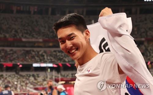 South Korean Woo Sang-hyeok reacts after finishing fourth in the finals of men's high jump at the Tokyo Olympics at Olympic Stadium in Tokyo on Aug. 1, 2021. (Yonhap)