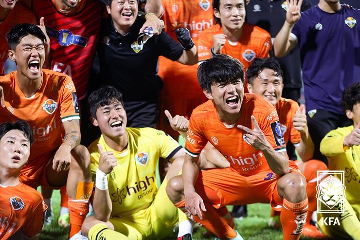 In this photo provided by the Korea Football Association, Gangwon FC players celebrate their victory over Suwon Samsung Bluewings in the quarterfinals of the Korean FA Cup at Songam Sports Town in Chuncheon, 85 kilometers northeast of Seoul, on Aug. 11, 2021. (PHOTO NOT FOR SALE) (Yonhap)