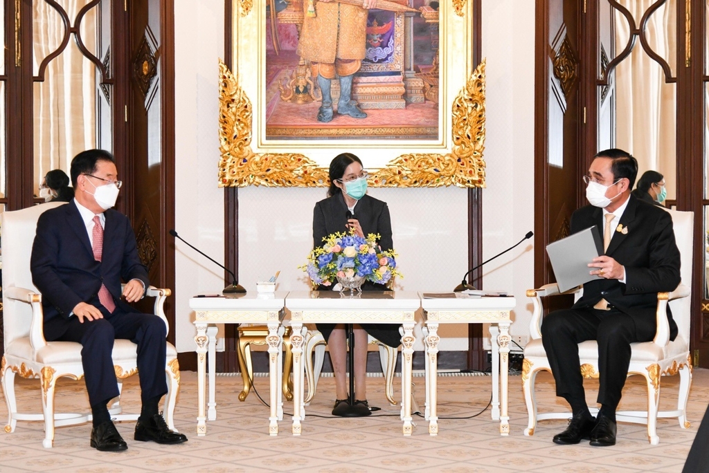 Foreign Minister Chung Eui-yong (L) pays a courtesy call on Thai Prime Minister Prayut Chan-o-cha during his visit to Thailand on Aug. 27, 2021, in this photo provided by the foreign ministry. (PHOTO NOT FOR SALE) (Yonhap)