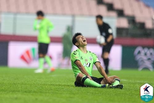 Han Kyo-won of Jeonbuk Hyundai Motors reacts to a missed scoring opportunity against Suwon FC during the clubs' K League 1 match at Jeonju World Cup Stadium in Jeonju, 240 kilometers south of Seoul, on Aug. 28, 2021, in this photo provided by the Korea Professional Football League. (PHOTO NOT FOR SALE) (Yonhap)
