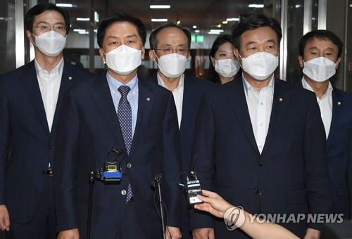 Reps. Kim Gi-hyeon (L, front) and Yun Ho-jung (R, front), floor leaders of the People Power Party and the Democratic Party, respectively, speak to reporters following a meeting at the National Assembly in Seoul on Aug. 31, 2021. (Yonhap)