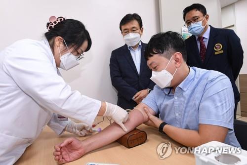 This undated file photo shows a vaccine clinical trial being held at a hospital in Seoul. (Yonhap)
