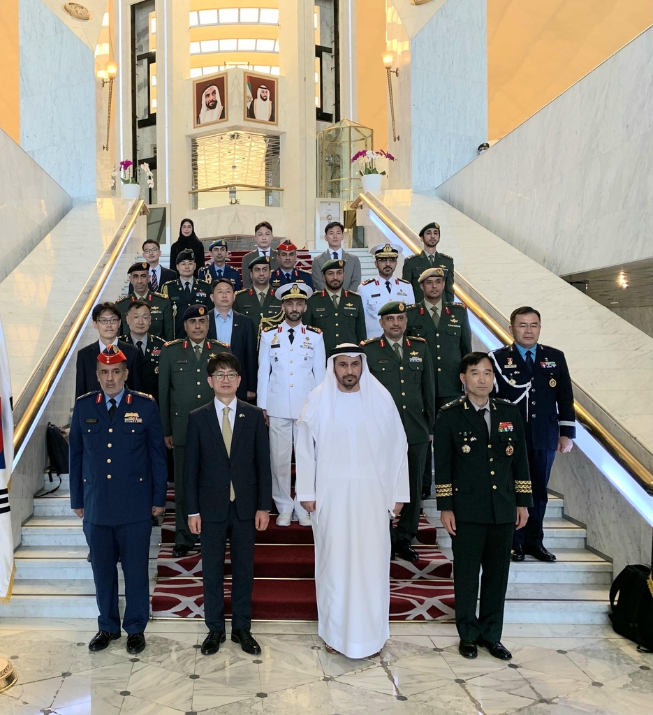 South Korean Vice Defense Minister Park Jae-min (2nd from L), his United Arab Emirate's counterpart, Matar Salem Ali Al Dhaheri (2nd from R), and officials from the two nations pose for photos ahead of the vice-ministerial dialogue in the Middle Eastern country on Sept. 13, 2021, in this photo provided by the defense ministry. (PHOTO NOT FOR SALE) (Yonhap) 