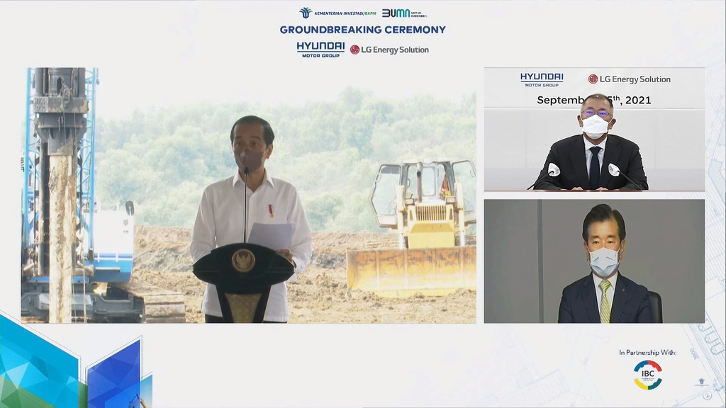Indonesian President Joko Widodo (L) speaks during a groundbreaking ceremony on Sept. 15, 2021, for a new battery cell plant to be jointly built by Hyundai Motor Corp. and LG Energy Solution Ltd. in Karawang, Indonesia, in this photo provided by the Korean automaker. Hyundai Motor Chairman Chung Euisun (upper R) and LG Energy Solution Ltd. CEO Kim Jong-hyun (bottom R) attended the ceremony online from Seoul due to the pandemic. (PHOTO NOT FOR SALE) (Yonhap) 