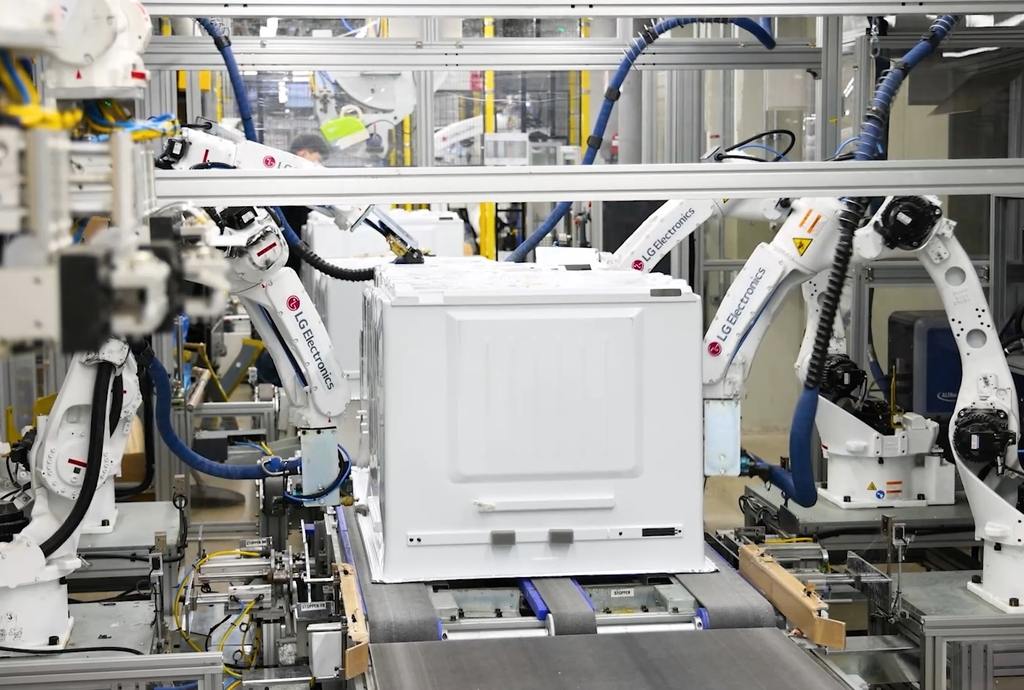 This photo provided by LG Electronics Inc. on Sept. 16, 2021, shows a robot assembling a refrigerator on a production line at LG Smart Park in Changwon, 400 kilometers south of Seoul. (PHOTO NOT FOR SALE) (Yonhap)