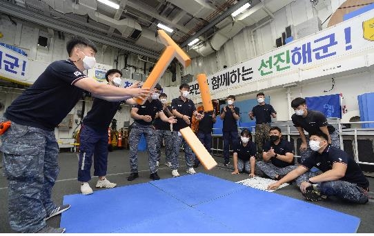 Service members of South Korea's Cheonghae unit on anti-piracy missions off the coast of Africa play a Korean traditional game to mark the Chuseok holiday in this photo provided by the Joint Chiefs of Staff. (PHOTO NOT FOR SALE) (Yonhap) 