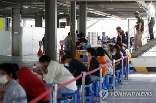 People wait to take a COVID-19 test at a screening center set up in the Gwangju North Ward Office, about 330 kilometers south of Seoul, on Sept. 23, 2021, in this photo provided by the Gwangju North Ward Office the same day. (PHOTO NOT FOR SALE) (Yonhap)