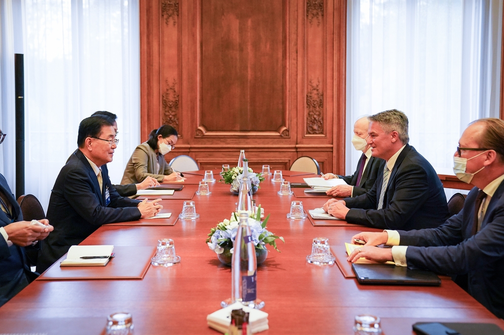 Foreign Minister Chung Eui-yong (L) holds talks with OECD Secretary-General Mathias Cormann on the sidelines of the Meeting of the OECD Council at Ministerial Level in Paris on Oct. 5, 2021, in this photo provided by the foreign ministry. (PHOTO NOT FOR SALE) (Yonhap)