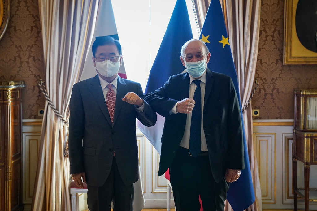 Foreign Minister Chung Eui-yong and his French counterpart, Jean-Yves Le Drian, pose for a photo in Paris as they meet for talks on the sidelines of the Meeting of the OECD Council at Ministerial Level on Oct. 6, 2021, in this photo released by the foreign ministry. (PHOTO NOT FOR SALE) (Yonhap)