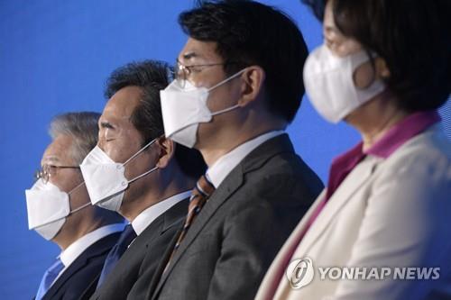 This image, provided by the National Assembly press corps, shows (from L) Gyeonggi Province Gov. Lee Jae-myung, ex-Prime Minister Lee Nak-yon, Rep. Park Yong-jin and ex-Justice Minister Choo Mi-ae during a primary event by the Democratic Party in Incheon on Oct. 3, 2021. (Yonhap)
