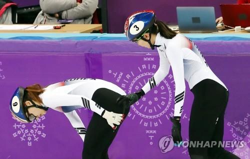 In this file photo from Feb. 22, 2018, Shim Suk-hee of South Korea (R) consoles her teammate, Choi Min-jeong, after their collision during the women's 1,000m short track speed skating final at the PyeongChang Winter Olympics at Gangneung Ice Arena in Gangneung, 230 kilometers east of Seoul. (Yonhap)