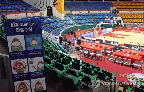 This photo, taken on Oct. 17, 2021, shows a basketball stadium in Seoul, empty. For indoor venues, such as basketball and volleyball arenas, the size of the crowd is capped at 20 percent for fully vaccinated people. (Yonhap) 