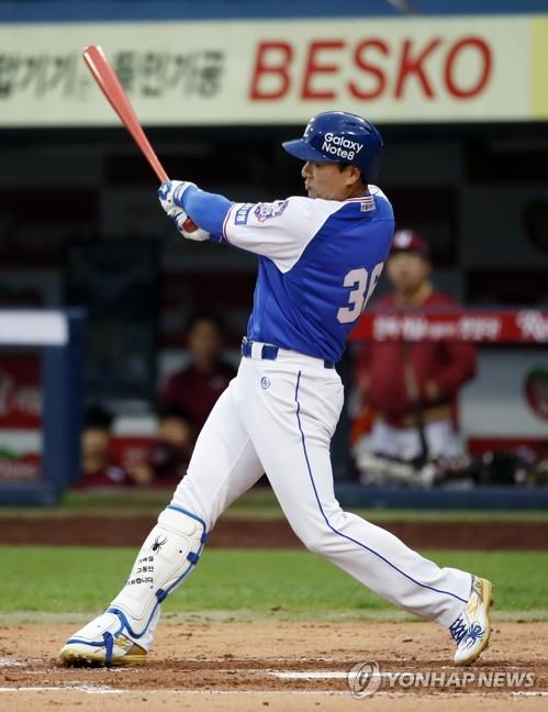 In this file photo from Oct. 3, 2017, Lee Seung-yuop of the Samsung Lions connects for a solo home run against the Nexen Heroes in the bottom of the third inning of their Korea Baseball Organization game at Daegu Samsung Lions Park in Daegu, 300 kilometers southeast of Seoul. (Yonhap)