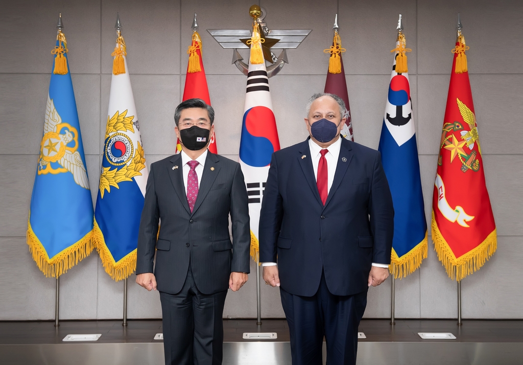 South Korea's Defense Minister Suh Wook (L) and U.S. Secretary of the Navy Carlos Del Toro pose for a photo as they meet for talks at the defense ministry in Seoul on Oct. 28, 2021, in this photo released by Suh's office. (PHOTO NOT FOR SALE) (Yonhap)