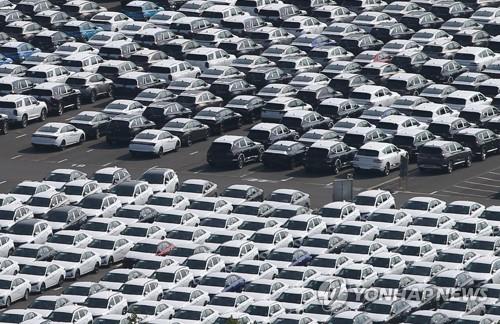 This file photo taken on Aug. 2, 2021, shows a Hyundai Motor quay in South Korea's southeastern city of Ulsan being packed with cars for exports. (Yonhap) 