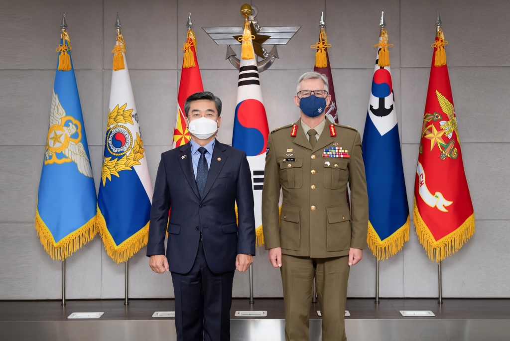 South Korea's Defense Minister Suh Wook (L) and Australian Chief of Army Rick Burr pose for a photo as they meet for talks at the defense ministry in Seoul on Nov. 1, 2021, in this photo released by Suh's office. (PHOTO NOT FOR SALE) (Yonhap)