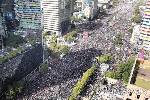 A massive rally is held around Gwanghwamun Square in Seoul on Oct. 9, 2019, to demand the resignation of Justice Minister Cho Kuk. (Yonhap)