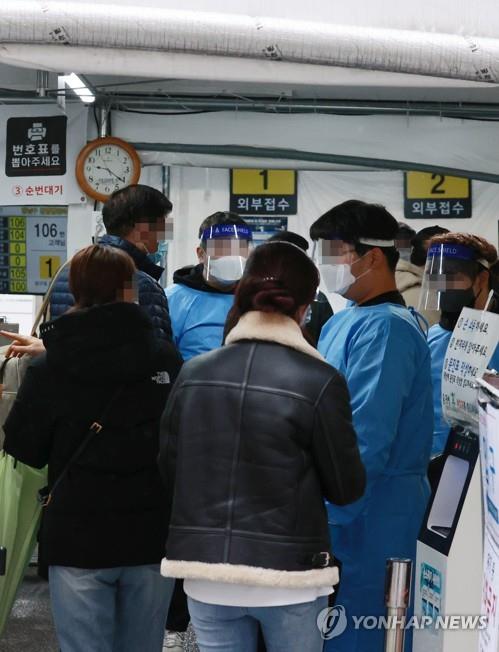People visit a screening clinic in Seoul's Gangnam Ward on Nov. 9, 2021, to receive coronavirus tests. South Korea's new coronavirus cases stayed below 2,000 for the second straight day, but health authorities remain on alert over a possible spike in new infections under eased virus curbs. (Yonhap)
