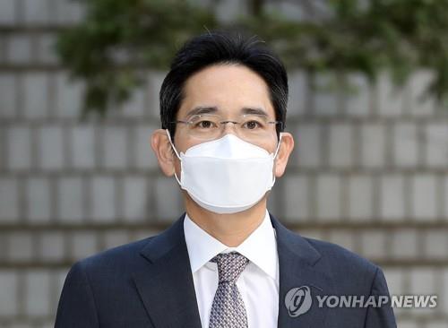 Lee Jae-yong, vice chairman of Samsung Electronics Co., heads to a courthouse to attend a trial over an alleged fraud and stock manipulation case at Seoul Central District Court in Seoul on Nov. 11, 2021.