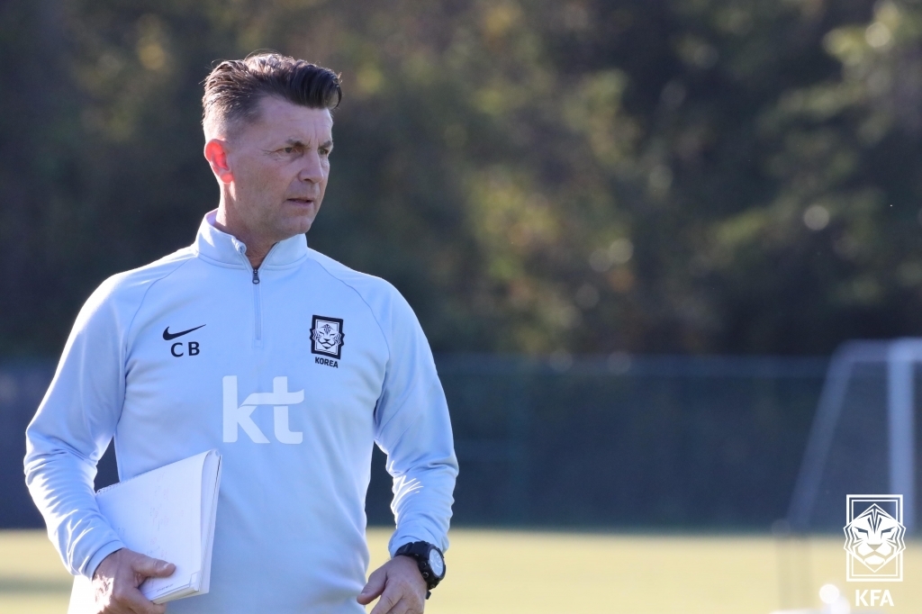 This Oct. 21, 2021, file photo provided by the Korea Football Association shows Colin Bell, head coach of the South Korean women's national football team, during a training session at Children's Mercy Park in Kansas City, Kansas. (PHOTO NOT FOR SALE) (Yonhap)