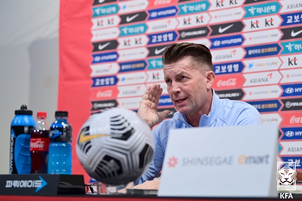 Colin Bell, head coach of the South Korean women's national football team, speaks at a press conference at the National Football Center in Paju, Gyeonggi Province, on Nov. 26, 2021, in this photo provided by the Korea Football Association. (PHOTO NOT FOR SALE) (Yonhap)