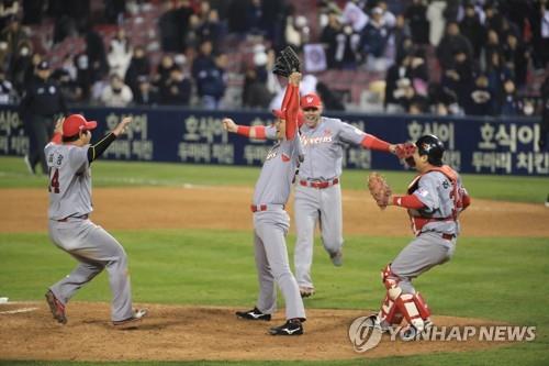 In this file photo from Nov. 12, 2018, SK Wyverns' third baseman Choi Jeong (L) sprints toward pitcher Kim Kwang-hyun (C) after the team clinched the Korean Series title over the Doosan Bears at Jamsil Baseball Stadium in Seoul. (Yonhap)