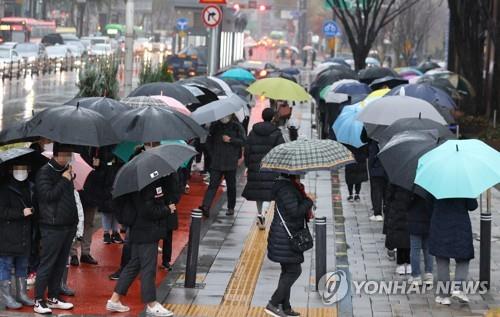 People wait in a line to take coronavirus tests at a screening station in Songpa Ward, southern Seoul, on Nov. 30, 2021. (Yonhap)