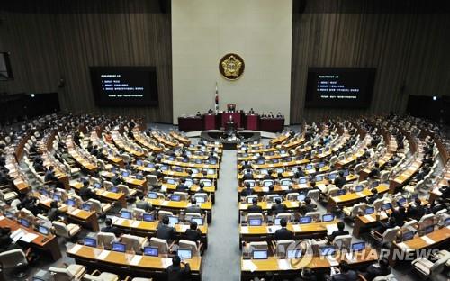 The National Assembly holds a plenary session to handle the government's 2022 budget bill at the Assembly compound in Seoul on Dec. 3, 2021. (Pool photo) (Yonhap)