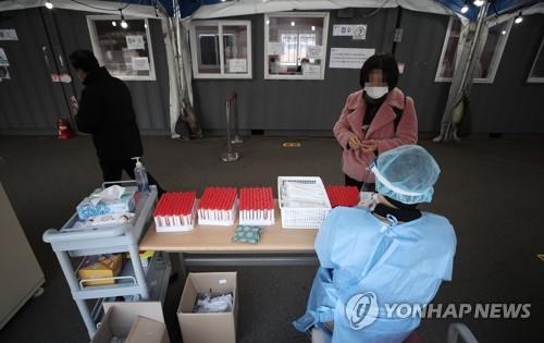A woman arrives at a coronavirus testing center near Seoul Station on Dec. 7, 2021. (Yonhap)