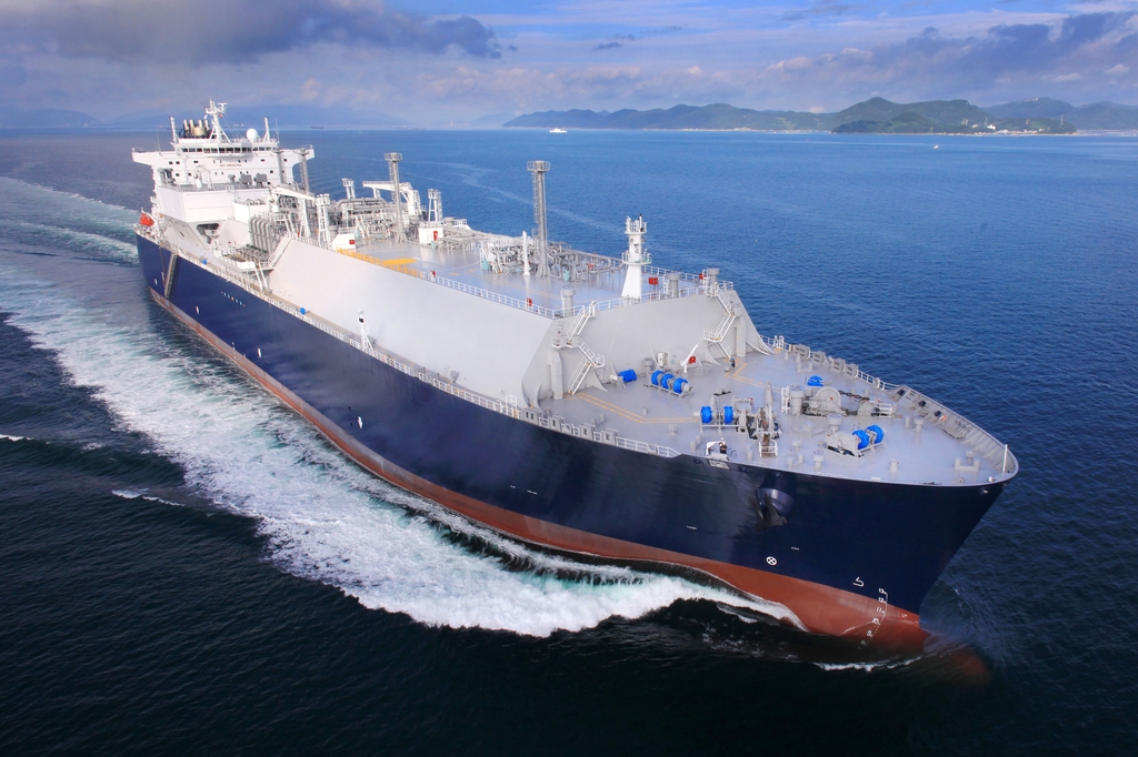 This photo provided by Samsung Heavy Industries Co. on Dec. 7, 2021, shows a LNG carrier built by the shipbuilder. (PHOTO NOT FOR SALE) (Yonhap)
