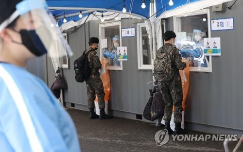 This file photo, taken on May 25, 2021, shows soldiers receiving COVID-19 tests at a makeshift clinic in central Seoul. (Yonhap)