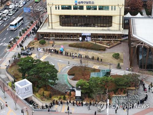 A line of people waiting to get tested for the coronavirus stretches down into a subway station in eastern Seoul on Dec. 10, 2021. (Yonhap)