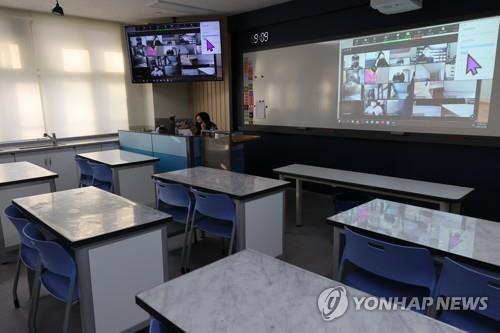 A teacher conducts an online class at a classroom of Jangwi Middle School in Seoul on Dec. 20, 2021, when the country entered a two-week period of strong social distancing rules amid the resurgence of the coronavirus, ending the "living with COVID-19" system. (Yonhap)