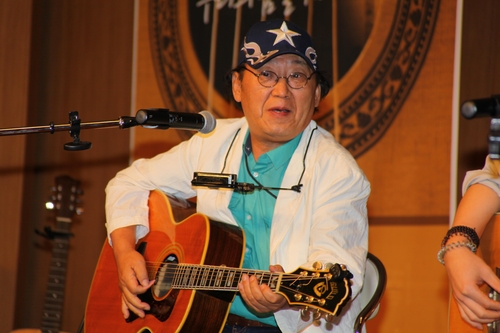 Folk singer Yang Byeong-jip is shown in this undated file photo. (PHOTO NOT FOR SALE) (Yonhap) 