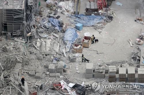 A search operation is under way on Jan. 13, 2022, after a deadly apartment construction accident in the southern city of Gwangju left six workers missing two days earlier. (Yonhap)