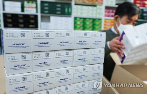 A pharmacist checks boxes containing Paxlovid, COVID-19 treatment pills developed by U.S. pharmaceutical giant Pfizer Inc., at a drugstore in Seoul on Jan. 14, 2022, as South Korea begins to prescribe and administer COVID-19 treatment pills the same day, starting with patients with a weak immune system or those over the age of 65. (Yonhap)