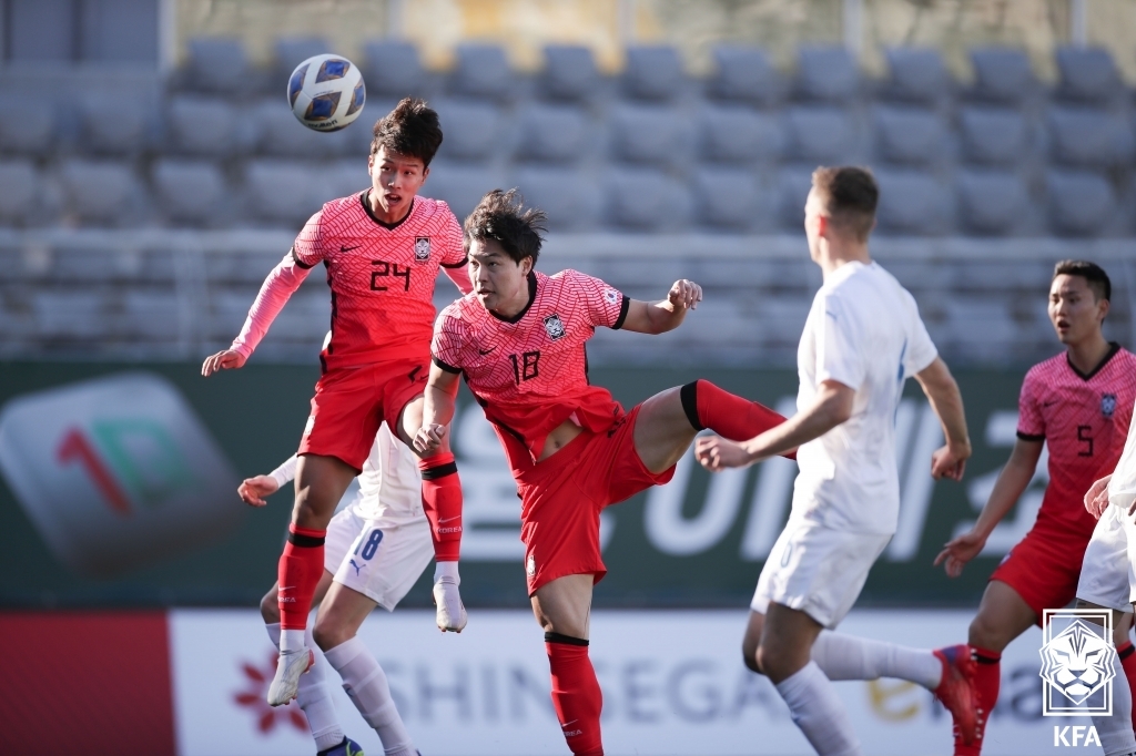 Eom Ji-sung of South Korea (L) scores against Iceland in the teams' friendly football match at Mardan Sports Complex in Antalya, Turkey, on Jan. 15, 2022, in this photo provided by the Korea Football Association. (PHOTO NOT FOR SALE) (Yonhap)